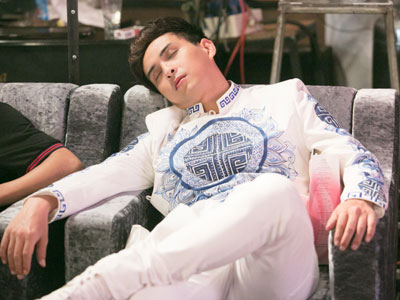 Hồ Quang Hiếu ngủ gục trong lúc ghi hình live show kỷ niệm 10 năm