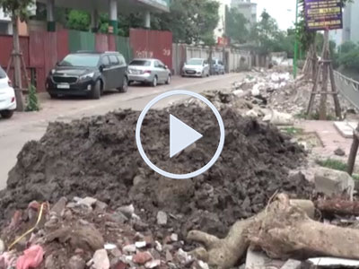 Video: Phế thải xây dựng đổ tràn lan trên đường mới mở