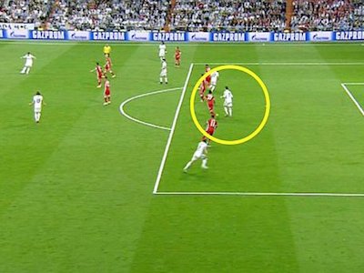 Pique "cạn lời" khi xem Ronaldo ghi 2 bàn ở thế việt vị