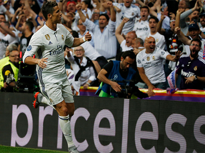 Ronaldo cay cú vì bị CĐV Real huýt sáo la ó ở hiệp một