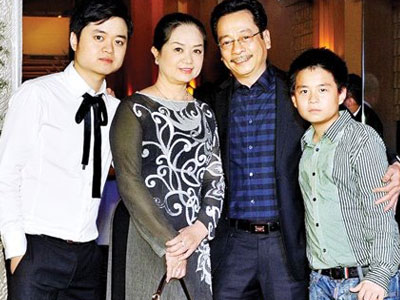 Chân dung người vợ ngoài đời của "ông trùm" Người phán xử