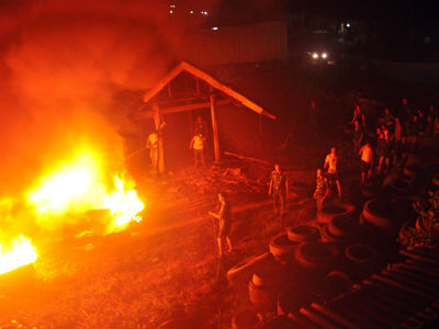 Kho lốp gần cây xăng cháy dữ dội, hàng trăm người sơ tán trong đêm
