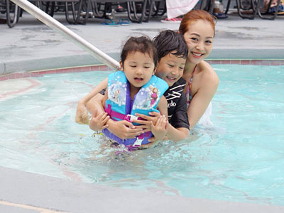 Jennifer Phạm đưa 3 con đi nghỉ dưỡng ở Las Vegas