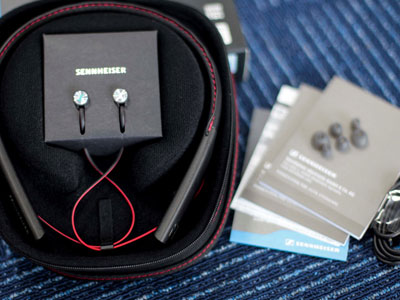 Mở hộp tai nghe không dây Sennheiser giá 5,3 triệu đồng