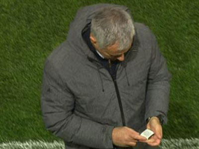 MU cách vé dự C1 3 trận: Nhờ “giấy thần” của Mourinho?
