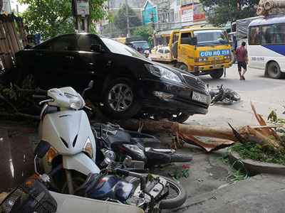 Ôtô lùi trúng 8 phương tiện, một người bị thương