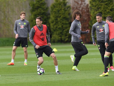 Thua MU, cầu thủ Chelsea bị bắt luyện tập khổ cực