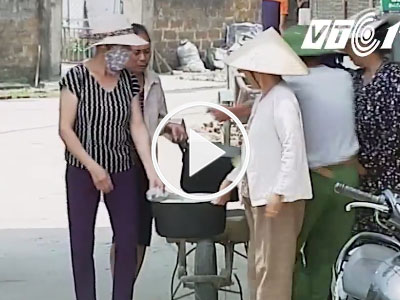Video: Người dân Đồng Tâm chuẩn bị cơm nước phục vụ cán bộ, chiến sỹ bị giam giữ