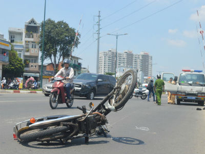 Cố vượt gác chắn xe lửa, "xế hộp" tông xe máy văng hàng chục mét
