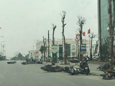 Dông lốc quật ngã hàng chục xe máy của người đi đường