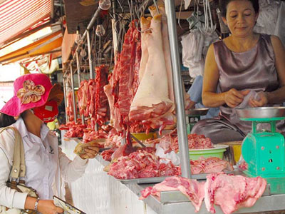 Giá rớt còn 20.000 đồng một kg, nông dân vừa bán heo vừa khóc