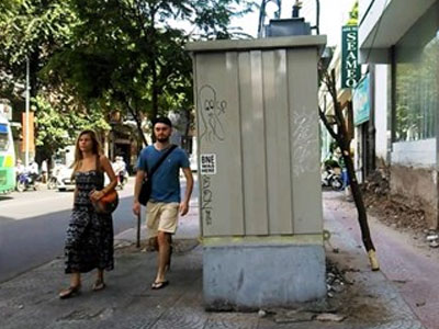 Hàng loạt bốt điện “chình ình” trên vỉa hè chiếm lối đi bộ
