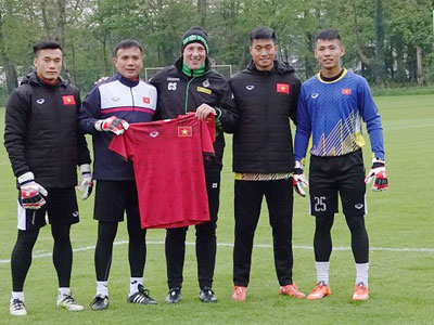 HLV U23 M’gladbach chỉ ra điểm yếu của thủ môn U20 Việt Nam
