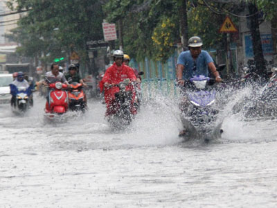 Nhiều đường ở Sài Gòn ngập sau mưa lớn