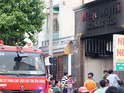 Nhiều người kêu cứu trong nhà nghỉ 3 tầng bốc cháy