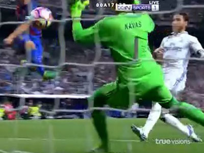 Hai pha cứu thua siêu đẳng của Keylor Navas gây sốt cộng đồng mạng