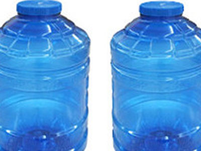 Học sinh lớp 8 bơm thuốc thực vật vào bình nước ở lớp để hại bạn