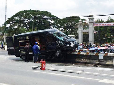 CLIP: Đâm xe tải, xe Limousine bốc cháy ở Bà Rịa - Vũng Tàu