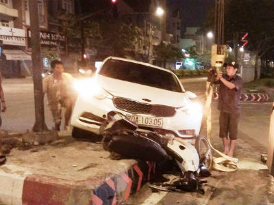 “Xế hộp” tông xe máy vỡ nát, 2 người thoát chết hy hữu