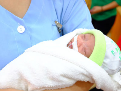 Bé gái bệnh tim nặng, nhỏ bằng bàn tay bác sĩ đã được xuất viện