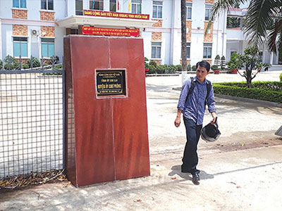 Bí thư huyện có 2 con gái được bổ nhiệm chóng vánh nói "nhiều lúc cũng ngại lắm"
