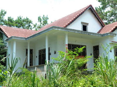 Cỏ dại phủ kín hàng loạt biệt thự bỏ hoang ở Kon Tum