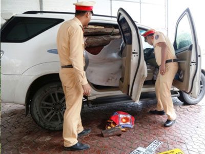 CSGT truy đuổi tài xế 9X dùng biển giả