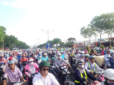 Giảm kẹt xe: “Cưỡng bức” xe cá nhân, chào mời xe công cộng