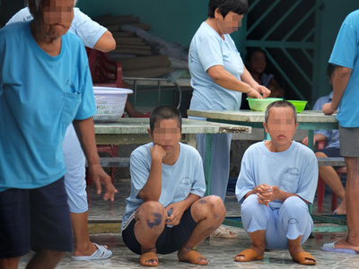 Hóa điên vì bị chồng bạo hành, bị người yêu cũ lừa "ăn trái cấm"
