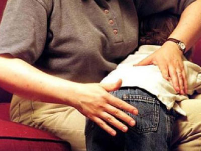 Phạt trẻ bằng cách đánh vào mông, bảo sao càng lớn con càng kém thông minh