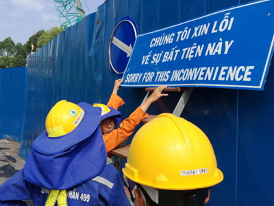 TP.HCM lắp biển chỉ dẫn giao thông bằng song ngữ Việt - Anh