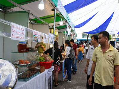 Trung tâm Sài Gòn chính thức khai trương khu phố bán hàng rong, khách đến nườm nượp