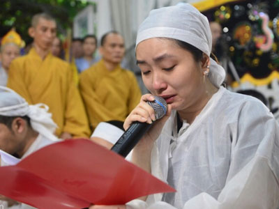 Vợ con khóc nức nở trong giây phút tiễn biệt nghệ sĩ Thanh Sang