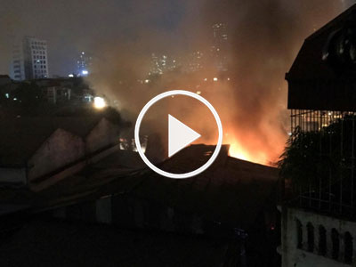 Video: Cháy gara ôtô ngay cạnh kho xăng dầu ở Hà Đông