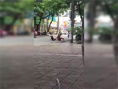 Clip đánh nhau hài hước nhất năm: Vật lộn, giằng co giữa đường chán chê rồi chàng lại cõng nàng về nhà