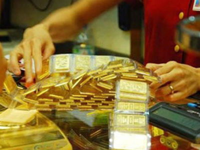 Giá vàng hôm nay 26/4: Dòng tiền tháo chạy, nguy cơ giảm sâu