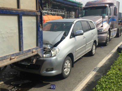Người nước ngoài thoát chết sau tai nạn liên hoàn ở Sài Gòn