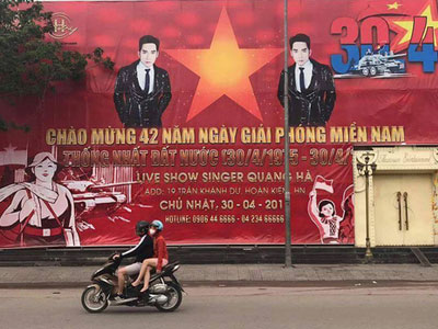 Quán bar sử dụng hình ảnh quốc kỳ để quảng cáo cho Liveshow Quang Hà