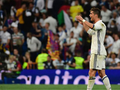 Ronaldo nổi giận chất vấn đồng đội trong phòng thay đồ