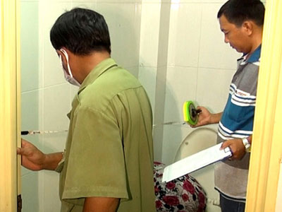 Thi thể bà lão bốc mùi thối trong nhà vệ sinh