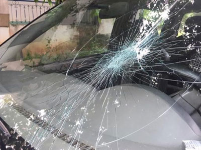 Truy đuổi gỗ lậu, ôtô kiểm lâm bị ném đá vỡ kính