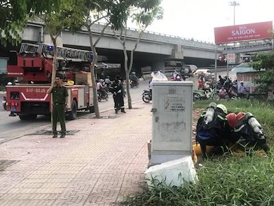 "Vật thể lạ" nghi chứa chất lỏng cực độc vứt bên đại lộ ở Sài Gòn