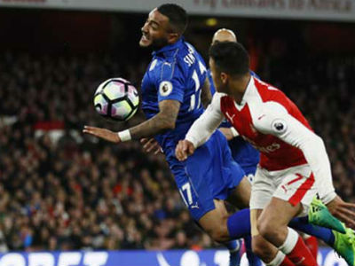 Arsenal đánh bại Leicester nhờ bàn phản lưới