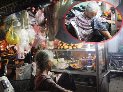 Có 8 con nhưng vẫn neo đơn, cụ bà 88 tuổi "ôm" xe bánh mì, ngủ lề đường giữa Sài Gòn hoa lệ