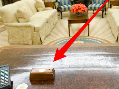 Công dụng của chiếc nút đỏ trên bàn làm việc của Trump
