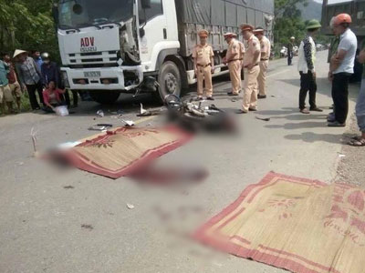 Hòa Bình: Xe tải đấu đầu xe máy, hai nam thanh niên tử vong