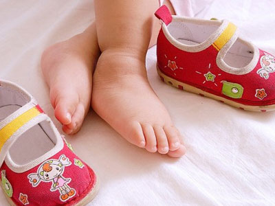Mua giày rộng cho con đi để đỡ tốn tiền, mẹ chẳng thể ngờ chân con thành thế này