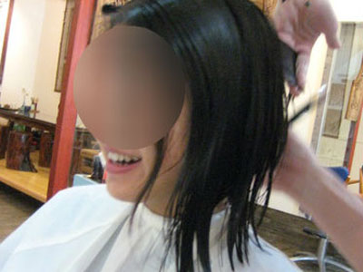 Sau 7 năm yêu, cô gái gượng cười đi cắt tóc, trang điểm lộng lẫy để dự đám cưới người yêu cũ