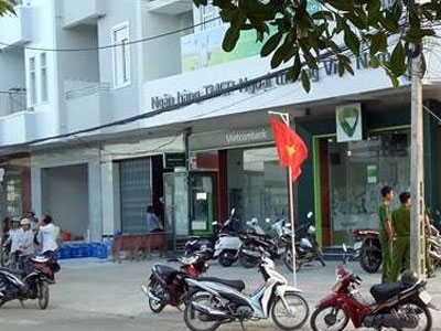 Thấy cướp ngân hàng ở Trà Vinh, bảo vệ bỏ chạy lên lầu!