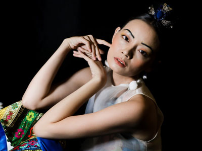 Xu hướng trang điểm chân mày mỏng ở Tuần lễ thời trang